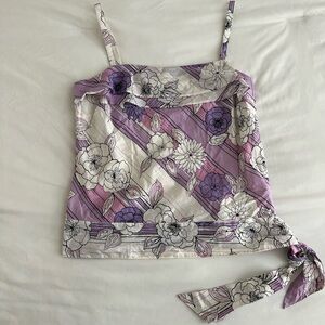Purple and white floral print cami top with tie detail  🪻
Zipper on the side